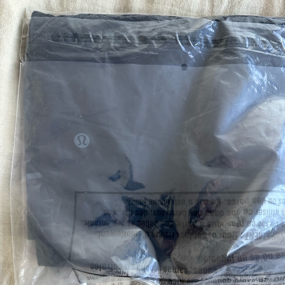 NWT Lululemon license to train short 7” lined sz medium Black